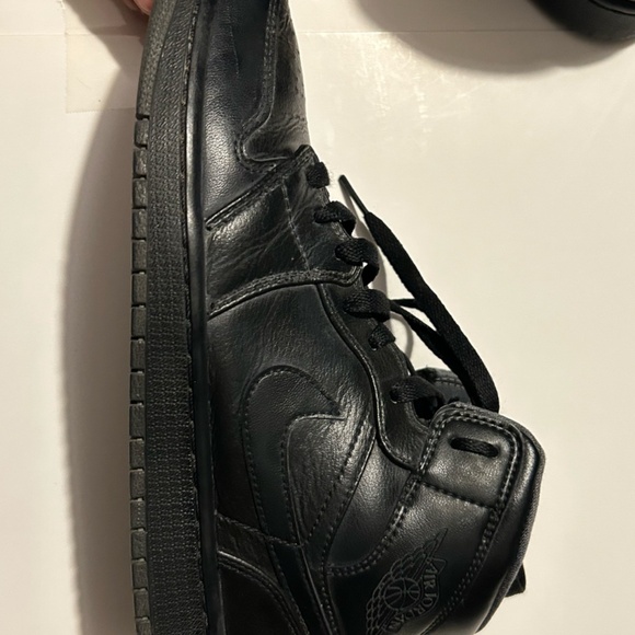 Air Jordan 1 Retro Mid Triple Black - 8 M W 9.5 - Picture 5 of 8